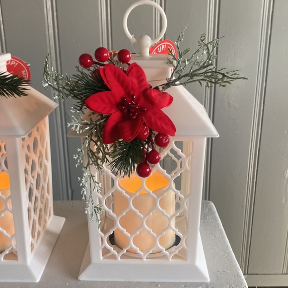 NWT Set of 2- Beautiful White- Red Floral Holiday LED Light Up Candle Lanterns - Picture 15 of 17